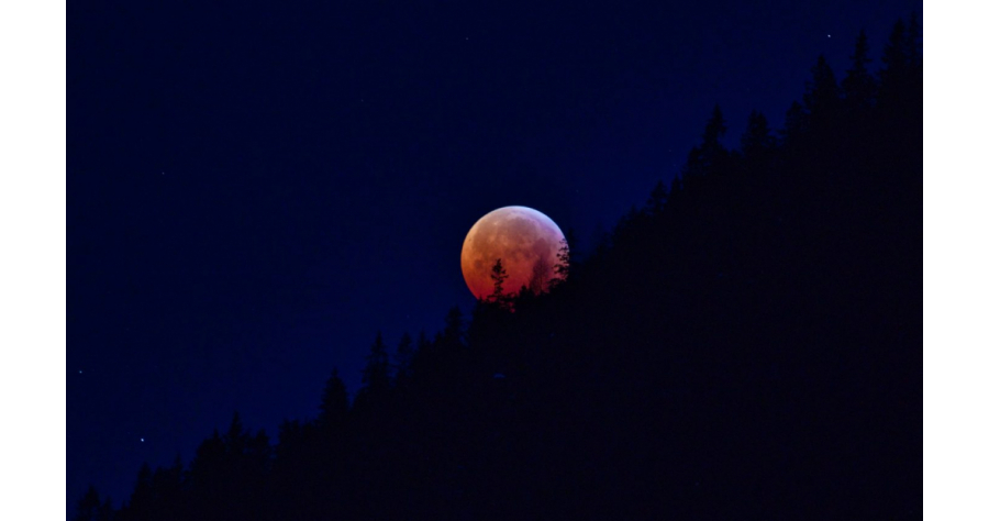 Eclipsa-de-Luna-plina-a-castorului-sfatulparintilor.ro-pixabay_com-lunar-eclipse-3945750_1920-1400x8