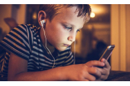 Copiii copiază comportamentul părinţilor când vine vorba despre timpul petrecut pe dispozitive mobile