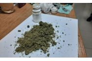  Marijuana ascunsă într-un flacon de medicamente, la Vama Stânca