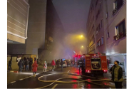 Incendiu violent la subsolul unui bloc din Constanța. 250 de persoane evacuate, 30 de mașini avariate