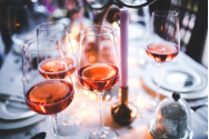 Cum serveşti corect şi elegant vinurile la o masă festivă