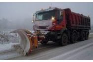 Zeci de utilaje de deszăpezire au curățat drumurile din Botoșani