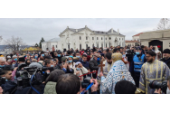 Mii de persoane aşteaptă la Mitropolie să ia Agheasmă Mare