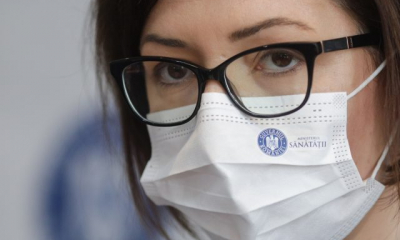 Un român din Italia a inventat o mască de protecție inteligentă. Își schimbă culoarea atunci când nu mai filtrează bine aerul