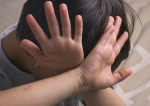 Copil snopit în bătaie de propriul tată, sub amuzamentul mamei care filma