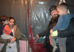 O tânără însărcinată, cu trei copii, trăiește într-o baracă, fără geamuri și uși