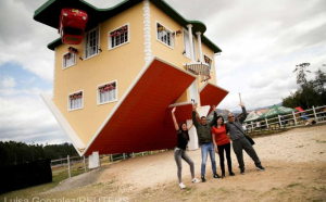  O casă construită cu susul în jos, principala distracție dintr-un oraș columbian