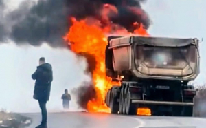 Un camion care transporta balast a luat foc în județul Galați