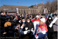 Flacăra olimpică a ajuns la Marele Zid Chinezesc, împreună cu Jackie Chan
