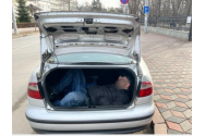 Un bărbat din Botoșani a găsit un tânăr dormind în portbagajul lui