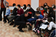 Actorul Claudiu Bleonţ, faţă în faţă cu copiii cu dizabilităţi