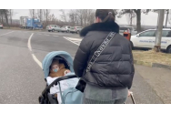 „Mi-am lăsat familia acolo”. Mărturia tulburătoare a mamei care a trecut pe jos, cu bebelușul în cărucior, granița în România