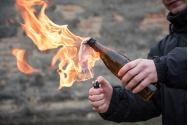 Locuitorii Kievului, îndemnați să arunce cu cocktail-uri Molotov