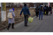 Un convoi de mașini pline cu refugiați ucraineni a ajuns la Vaslui. Zeci de persoane au fost cazate la hotelul din centrul orașului 