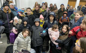 Peste 100 de orfani evrei salvaţi din oraşul ucrainean Jitomir au fost întâmpinaţi de către autorităţi israeliene la frontiera cu România