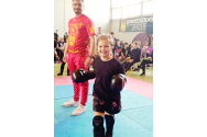 Adelina, fetita de 8 ani care doboarã orice adversar la kick boxing!