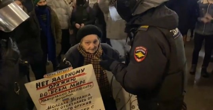 Povestea impresionantă a bătrânei ridicată de polițiștii ruși de la protest. Femeia a supraviețuit asediului Leningradului