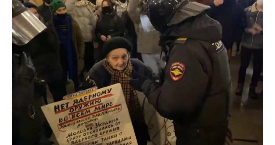 babuska-protest-sankt-petersburg