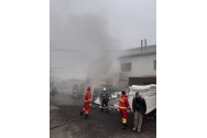 Incendiu cu flăcări până la cer la o hală din Târgu Neamț