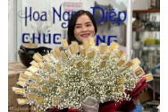 Un bărbat din Vietnam a cumpărat pentru o femeie un buchet de flori realizat din 100 de foiţe de aur