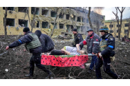 Femeia însărcinată scoasă pe targă din maternitatea bombardată din Mariupol a murit. Fotografia ei a stânit reacții internaționale