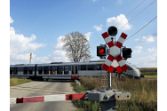 Șoferii sfidează regulile de trecere la nivel cu calea ferată
