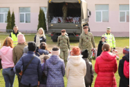 Militarii ieșeni au împărțit pachete la copii și bătrâni