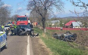 Accident grav la Botoșani. Două mașini s-au ciocnit, iar o persoană a fost rănită