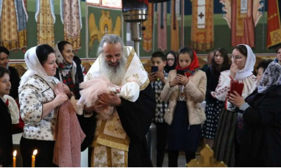 Mitropolitul Moldovei, nașul unui copil botezat de Paști la Botoșani