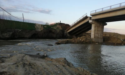FOTO: Pod peste Putna, rupt în două în urma ploilor. Făcea legătura între două sate