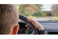 PANICĂ pe șosea: copil de 4 ani la volan!