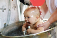 Ce obiecte sunt necesare pentru Botezul bebelușului la Biserică? Vezi aici lista completă