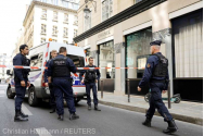 Jaf armat la un magazin Chanel din Paris