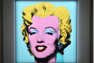 Un celebru portret al actriţei Marilyn Monroe, realizat de artistul american Andy Warhol, a fost vândut cu 195 de milioane de dolari