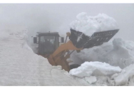 Un strat de zăpadă cu o înălţime de aproximativ trei metri blochează Transalpina