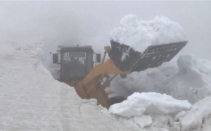 Un strat de zăpadă cu o înălţime de aproximativ trei metri blochează Transalpina