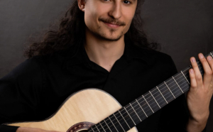 Ieşeanul Dragoş Ilie s-a întors din S.U.A. pentru un recital extraordinar de chitară clasică
