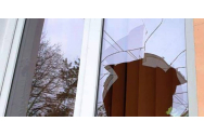 Bolovanul aruncat pentru spargerea geamului a ajuns în capul victimei