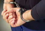 Un bărbat care a condus fără permis şi sub influenţa cannabisului, arestat din cauză că a oferit 300 euro mită unui poliţist