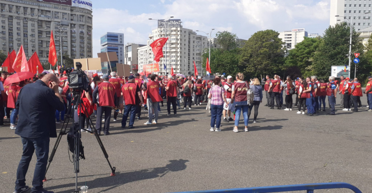 Sindicaliştii de la Poşta Română au protestat astăzi în faţa Guvernului