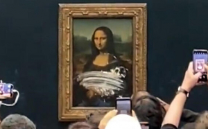 Un vizitator a aruncat cu o tartă în tabloul „Gioconda” de la Muzeul Luvru