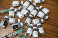 Bacău - Percheziţii într-un dosar de vaccinare ”la chiuvetă”