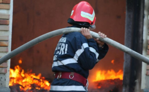 Incendiu devastator la un bloc din Arad: zeci de oameni evacuați - 10 victime