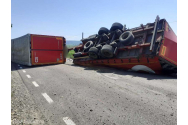 Un camion din Ucraina s-a răsturnat la Suceava. Drumul Naţional DN 2 a fost blocat