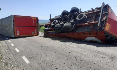 Un camion din Ucraina s-a răsturnat la Suceava. Drumul Naţional DN 2 a fost blocat
