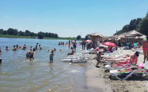 Pericol pentru turiști. Plajele de pe malul Dunării au fost închise din cauza infestării cu fecale