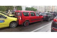 FOTO - Un taximetrist a distrus 3 mașini, la Gară