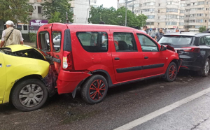 FOTO - Un taximetrist a distrus 3 mașini, la Gară