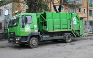 O femeie din Constanța a murit după ce a căzut cu pubela în autospeciala de gunoi