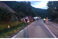 Accident grav la Grințieș. Un camion plin cu apă minerală s-a răsturnat